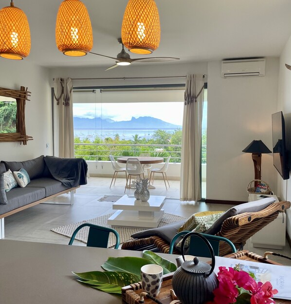 TV, books - Manuia luxury apartment - Tahiti, Punaauia -Wi-Fi / Netflix /pool & gym (PUNAAUIA)