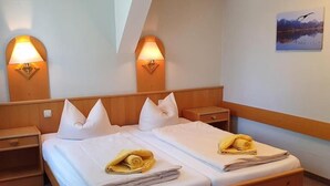 Bureau, espace de travail pour ordinateur portable, rideaux occultants