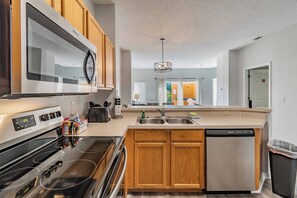 Frigorífico, microondas, placa de cocina y lavavajillas