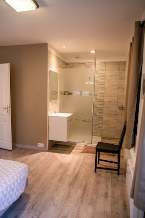5 bedrooms, iron/ironing board, travel crib, free WiFi