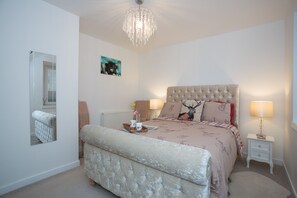 2 habitaciones, tabla de planchar con plancha y ropa de cama 