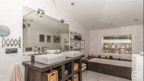 Bathtub, hair dryer, towels - Finca La Filomena Mijas (mijas)