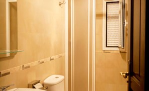 Douche, sèche-cheveux, serviettes fournies, papier toilette