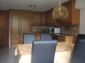 Kühlschrank, Ofen, Geschirrspüler, Kochgeschirr/Geschirr/Besteck