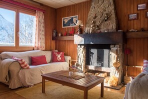 Télévision, cheminée, table de tennis de table, chaîne hi-fi