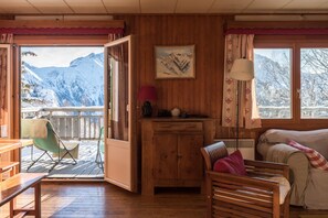 TV, fireplace, ping pong, stereo