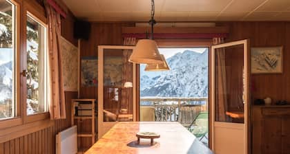 Melko perinteinen chalet näköala, iso terassi ja puutarha