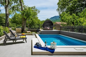 Una piscina al aire libre, una piscina climatizada