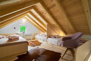 1 camera, una cassaforte in camera, una scrivania, ferro/asse da stiro