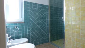 Quarto casal ou duplo executivo | Banheiro | Chuveiro, produtos de toalete grátis, secador de cabelo, bidê