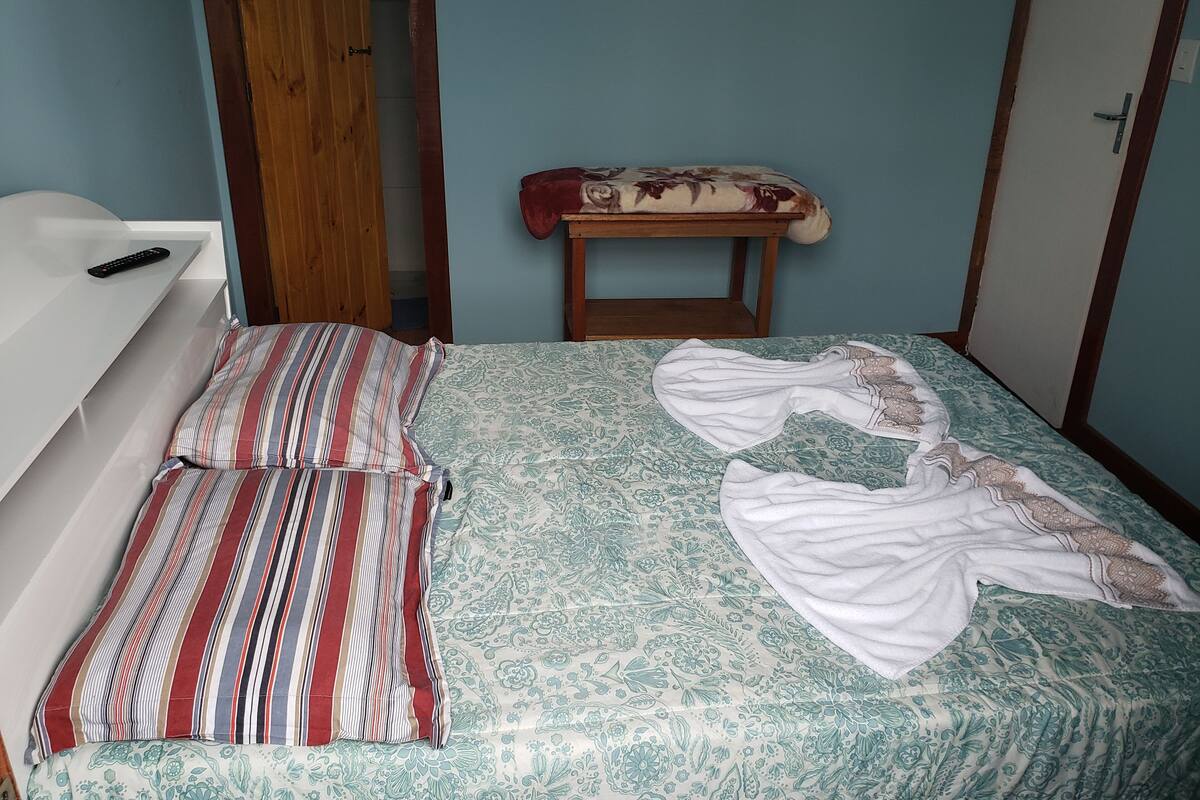 Quarto casal standard | Roupas de cama antialérgicas, Wi-Fi de cortesia, roupa de cama