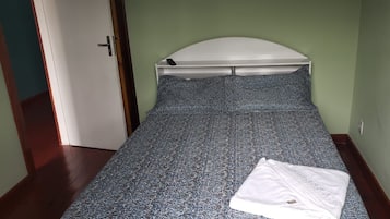 Quarto casal standard | Roupas de cama antialérgicas, Wi-Fi de cortesia, roupa de cama