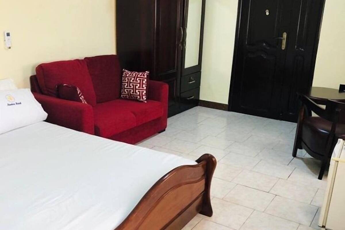 In-room safe, WiFi (free)