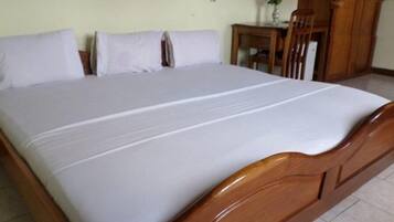 Room, 1 King Bed | In-room safe, free WiFi