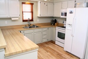 Townhome, 2 Bedrooms | Private kitchen | Fridge, microwave, oven, stovetop - Victorian Gables G By Peak Property Management (Breckenridge)