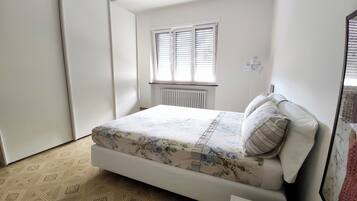 3 quartos, escrivaninha, ferros/tábuas de passar roupa