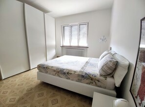 3 quartos, escrivaninha, ferros/tábuas de passar roupa