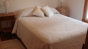 4 bedrooms, iron/ironing board, WiFi, bed sheets - Lake Chautauqua Victorian (Dewittville)