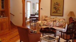 TV, fireplace, DVD player, books - Lake Chautauqua Victorian (Dewittville)