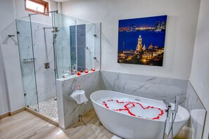 Tweepersoonskamer, toegankelijk voor mindervaliden, bubbelbad (Habitación De Lujo) | Badkamer | Gratis toiletartikelen, een haardroger, badjassen, handdoeken