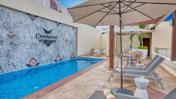 Außenpool, geöffnet von 10:00 Uhr bis 20:00 Uhr, Sonnenschirme