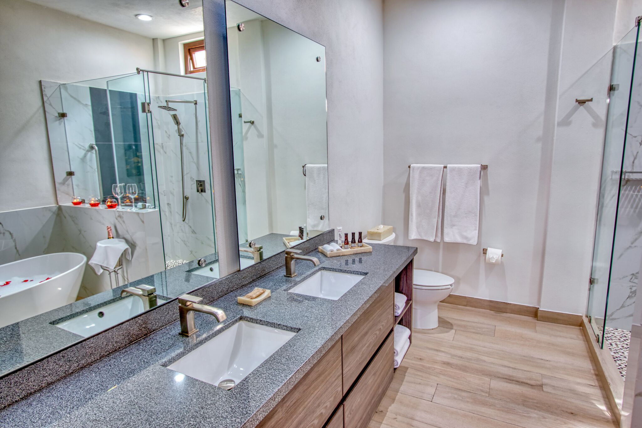 double room, accessible, hot tub (habitación de lujo) | bathroom | free toiletries, hair dryer, bathrobes, towels