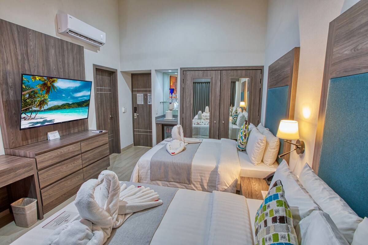 quadruple room, private bathroom, city view (habitación de lujo ) | 1 bedroom, premium bedding, down duvets, select comfort beds