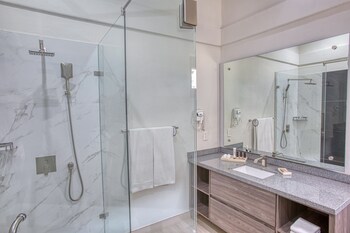 Double Room, Ensuite, Garden View (Habitacion Jardin) | Bathroom | Free toiletries, hair dryer, towels, soap at Casa Nicole Boutique Hotel