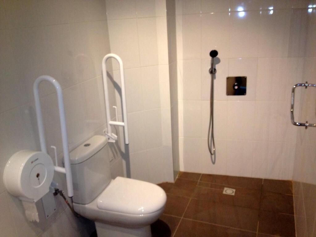 Ducha, artículos de higiene personal gratuitos y secador de pelo