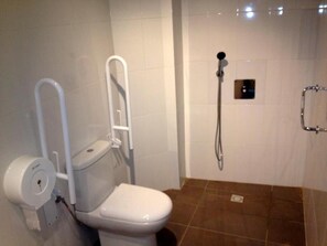 Shower, free toiletries, hair dryer, towels - Bedcelona Gracia Hostel (Barcelona)