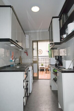 Fridge, microwave, coffee/tea maker, electric kettle - Room at  City Center Sevilla (Sevilla)