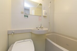 Ein Badezimmer mit Waschbecken, Spiegel und Badewanne.