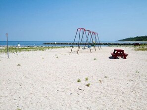 Beach nearby - North Fork Farmhouse | Open Living | Near Vineyards | Sleeps 8 (mattituck)