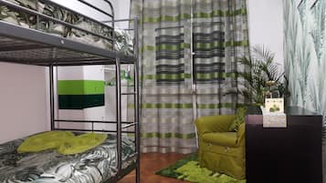 Chambre avec lits jumeaux, salle de bains commune (Verde) | Décoration personnalisée, ameublement personnalisé