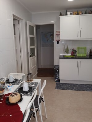 Twin kamer, niet-roken, gemeenschappelijke badkamer (Dourado) | Gemeenschappelijke keuken | Een kookplaat, een waterkoker, kookgerei, borden en bestek