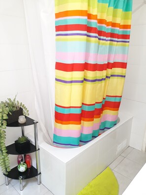 Twin Room, Non Smoking, Shared Bathroom (Dourado) | Bathroom | Bathtub, hair dryer, bidet, towels - Ameli Rooms (Lisbon)