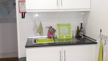 Stovetop, electric kettle, cookware/dishes/utensils