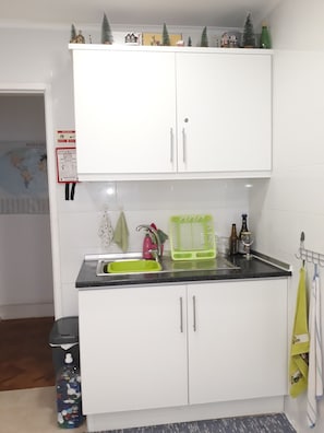 Stovetop, electric kettle, cookware/dishes/utensils