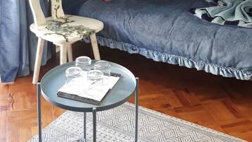 Family Quadruple Room, Shared Bathroom (Azul) | Individually decorated, individually furnished, laptop workspace
