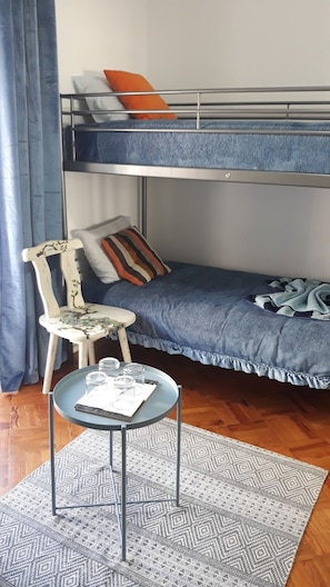 Family Quadruple Room, Shared Bathroom (Azul)