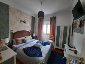 Twin Room, Non Smoking, Shared Bathroom (Dourado) | Individually decorated, individually furnished, laptop workspace - Ameli Rooms (Lisbon)