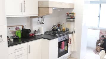 Habitación con 2 camas individuales, para no fumadores, baño compartido (Dourado) | Cocina compartida | Parrilla de estufa, tetera eléctrica y utensilios de cocina