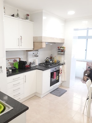 Twin Room, Non Smoking, Shared Bathroom (Dourado) | Shared kitchen | Stovetop, electric kettle, cookware/dishes/utensils - Ameli Rooms (Lisbon)