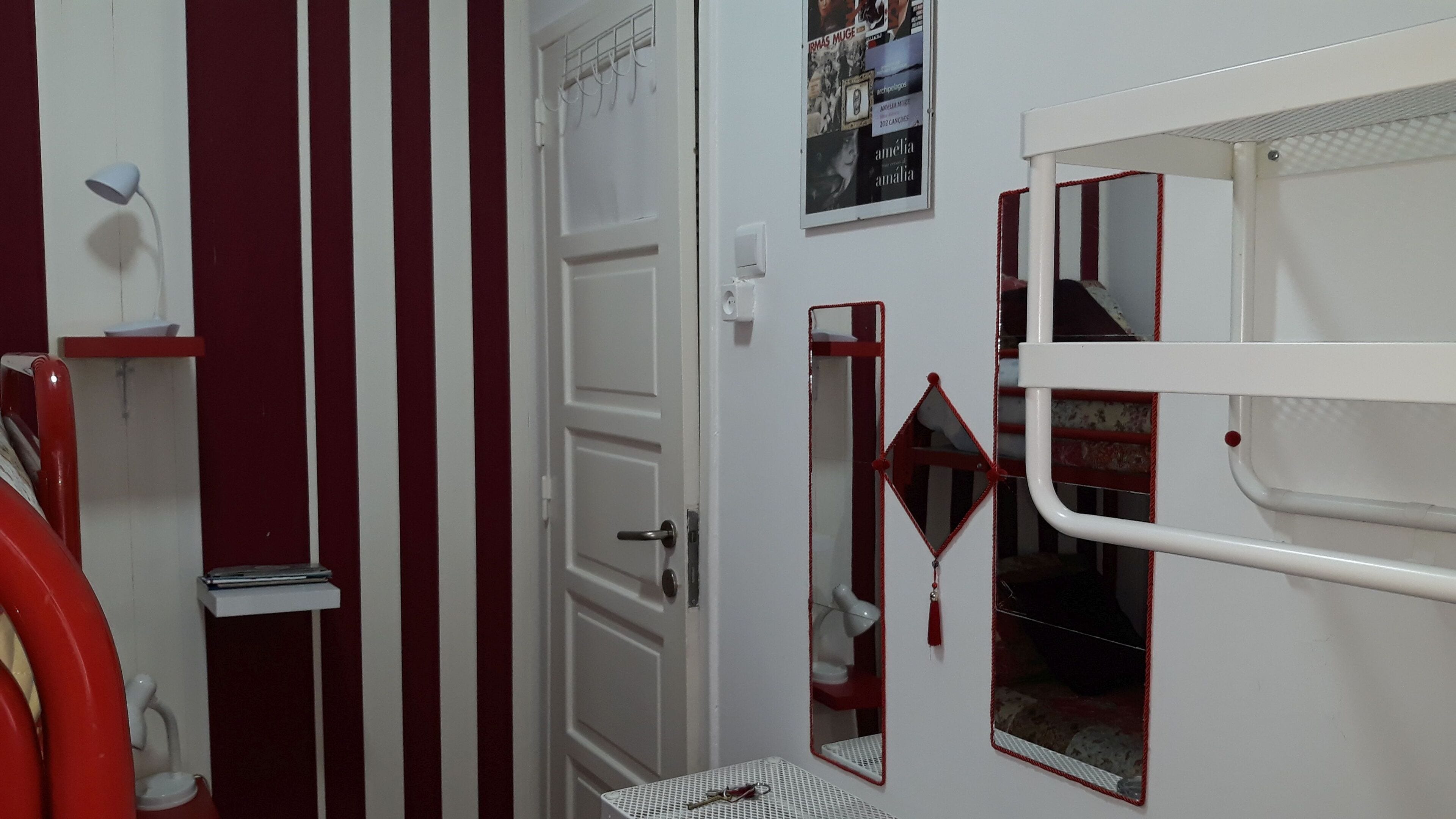 Habitación individual, baño compartido (Vermelho) | Decoración personalizada y muebles diferentes 