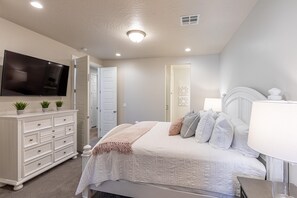 Casa de ciudad, varias camas (Poolside Oasis) | 4 habitaciones, wifi gratis y ropa de cama 