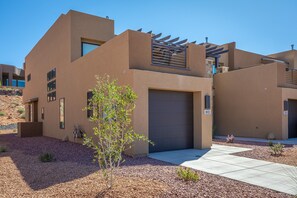 Casa de ciudad, varias camas (Poolside Oasis) | Exterior
