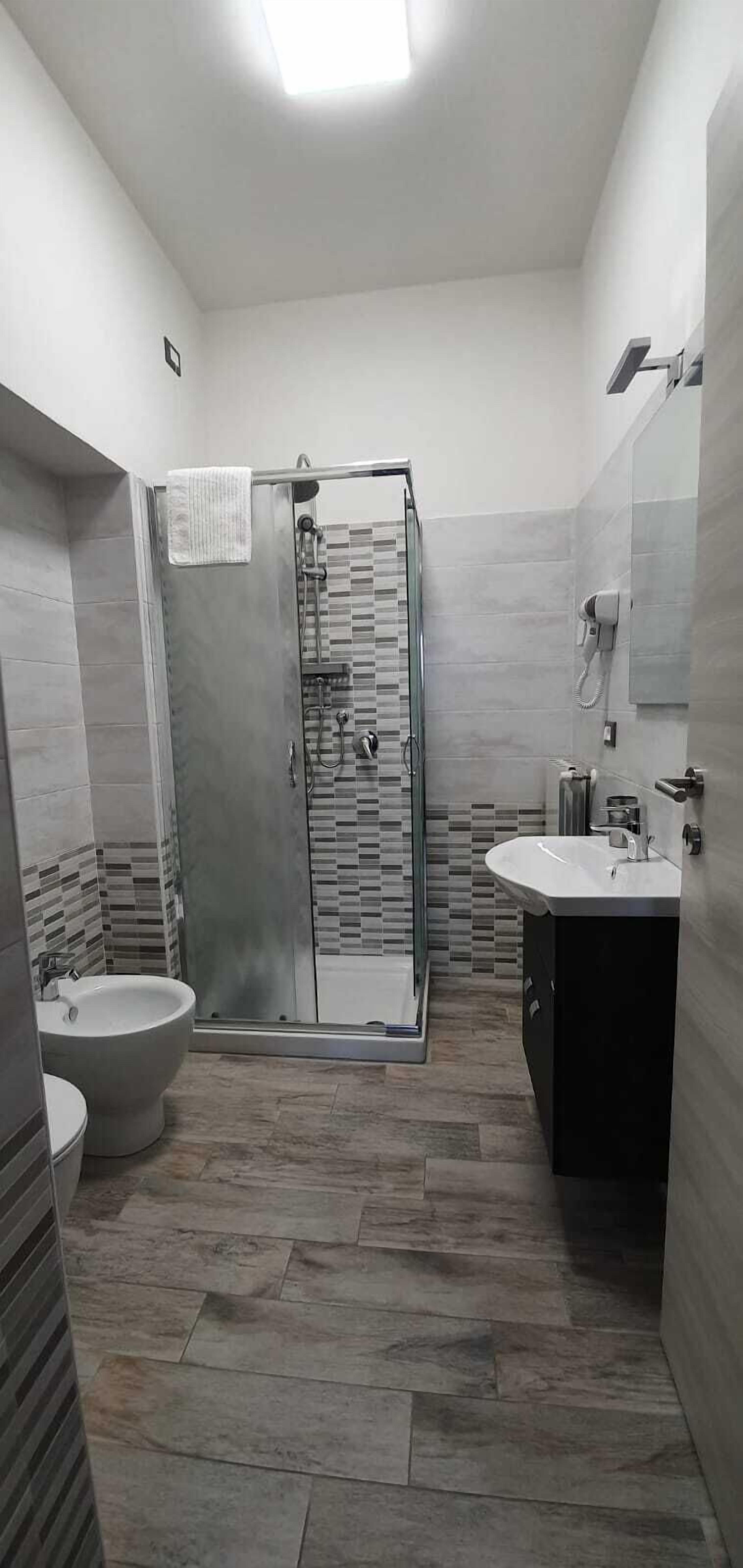 Kamar Double Eksekutif | Kamar mandi | Shower, pancuran hujan, perlengkapan mandi gratis, dan pengering rambut