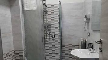 Kamar Double Eksekutif | Kamar mandi | Shower, pancuran hujan, perlengkapan mandi gratis, dan pengering rambut