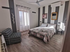 Kamar Double Superior | Meja kerja, ruang kerja ramah laptop, dan tirai kedap cahaya