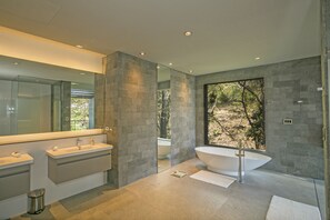 Badewanne, Haartrockner, Handtücher, Seife